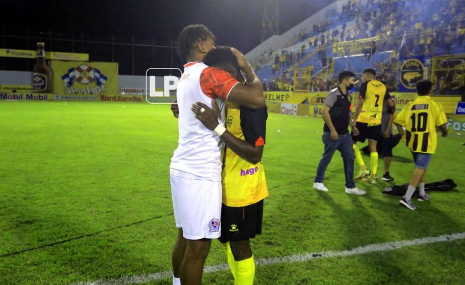 Ever Alvarado consolando al jugador del Real España, Maikel García.