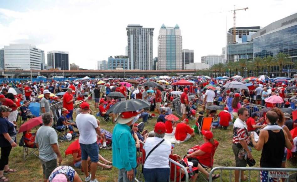 Un ambiente festivo se vive en las afueras del recinto donde Trump lanzará oficialmente su campaña a la reelección esta noche.