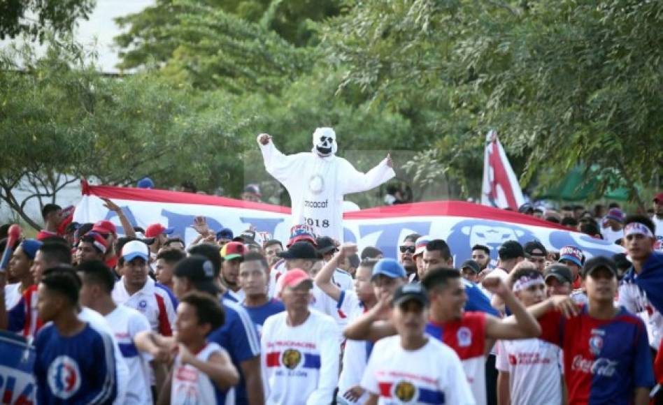 Un aficionado del Olimpia se burló del Motagua por perder el título de la Liga Concacaf. Así llegó vestido al Olímpico.