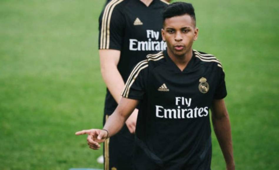 Rodrygo Goes: El joven delantero brasileño llegó para la presente temporada al Real Madrid y se menciona que sería cedido a préstamo.