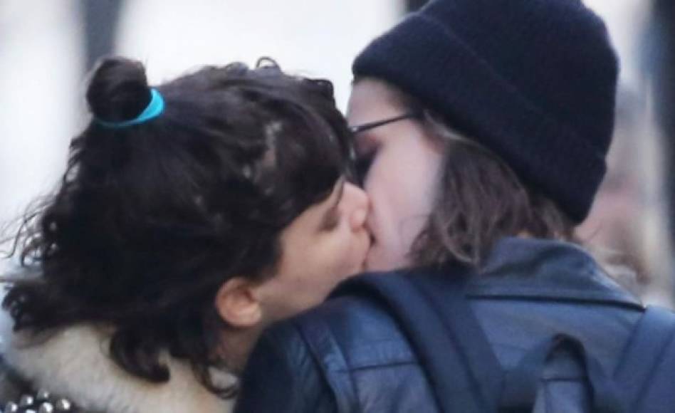 La fotografía del primer beso lésbico de Kristen Stewart fue difundido por una medio norteamericano, pero hasta el momento, la actriz no se ha referido a su nueva relación sentimental, ya que siempre ha destacado sus deseos de llevar una vida íntima en completa privacidad.