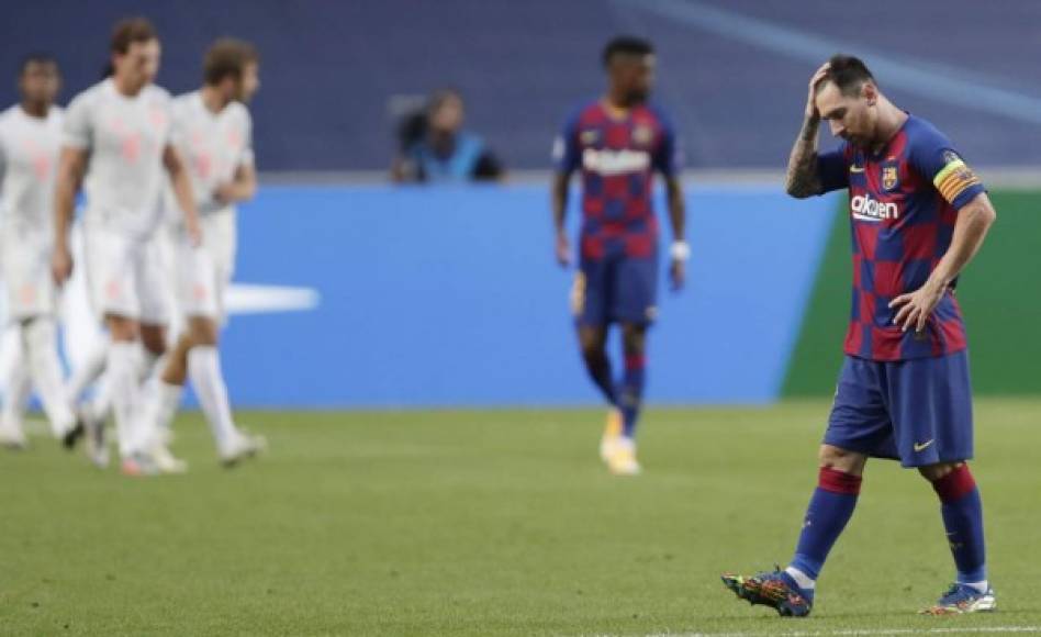 A Messi se lo ha visto abatido desde el primer tiempo tras los goles de un avasallante Bayern Münich que convirtió cuatro goles en 30 minutos.