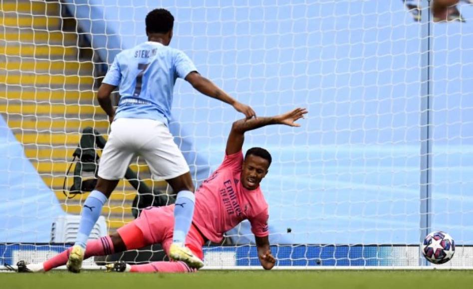 Raheem Sterling aprovechó el robó del balóni de Gabriel Jesús a Raphael Varane y marcó con disparo de derecha que intentó bloquear Éder Militão, pero que no pudo.