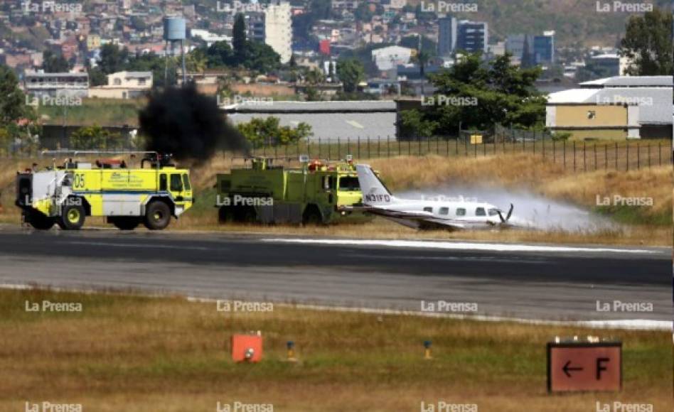 Luego la aeronave fue remolcada hacia uno de los hangares del aeropuerto.