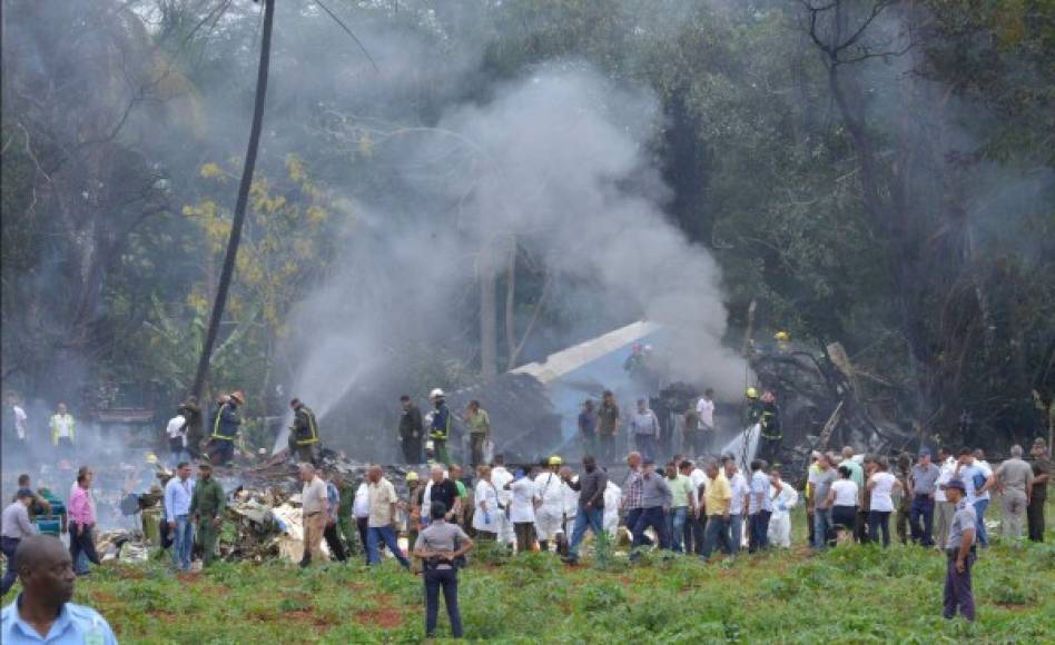 Dantesca escena del lugar en el que se estrelló un avión que salió de la Habana, Cuba. / AFP PHOTO / Adalberto ROQUE