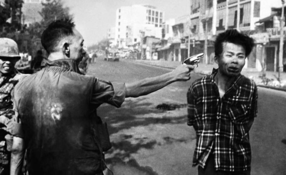 En 1968, el fotógrafo estadounidense Eddie Adams grabó la escena en donde se ejecutaba a un prisionero recien capturado del Vietcong a manos del jefe de la policía del sur de Vietnam.<br/>La imagen se convirtió en una alegoría de lo que significa la Guerra de Vietnam. La fotografía de Adams lo hizo merecedor del Pulitzer en 1969.<br/>