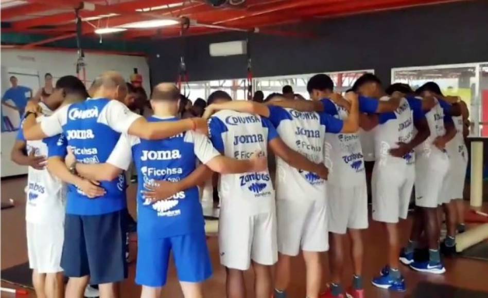 La Selección de Honduras realizó un minuto de silencio en memoria del fallecimiento de quien en vida fuera la Señora Blanca Aurora Cáceres; madre de Oswaldo Sandoval quien trabajo como chef principal del equipo nacional.