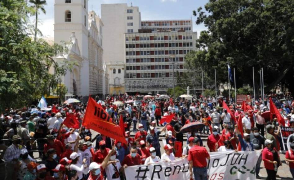 Simpatizantes del partido Libertad y Refundación (Libre) marchan hoy contra el Gobierno de Juan Orlando Hernández y las Zede. EFE