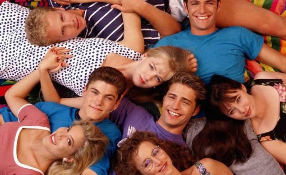 La exitosa serie de los noventa 'Sensación de vivir' o mejor conocida como Beverly Hills, 90210 sigue siendo recordada a pesar de los años; aunque sus actores principales han pagado el precio de su elevado éxito en tv.