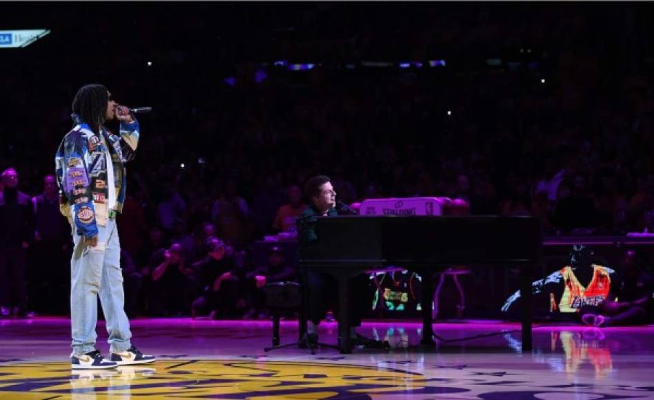 El rapero Wiz Khalifa junto al pianista y cantante Charlie Puth en el homenaje a Kobe.