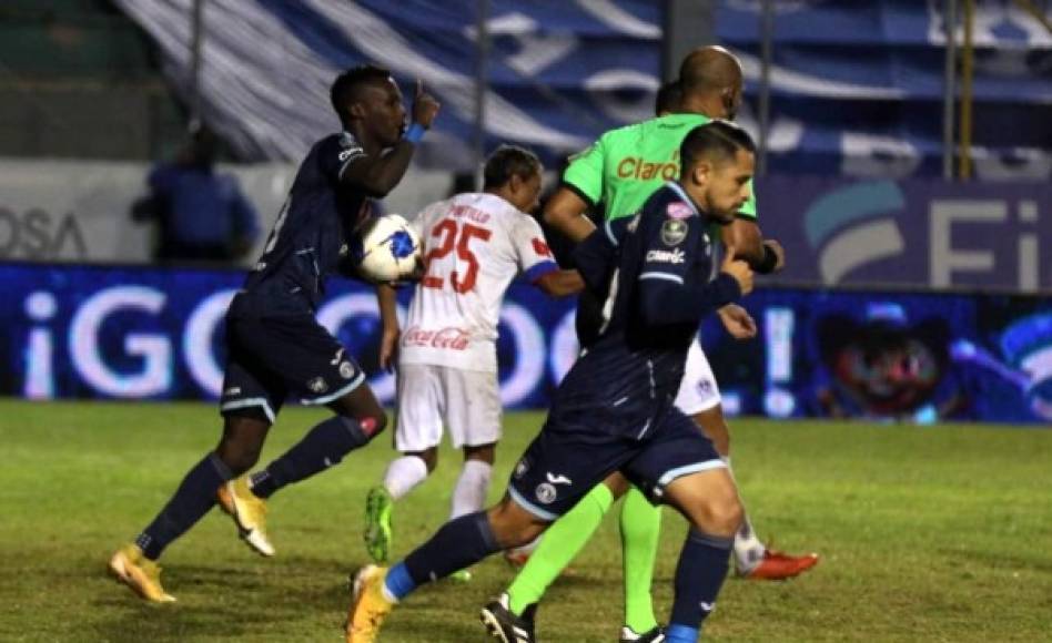 Rubilio Castillo celebrando su gol contra el Olimpia.