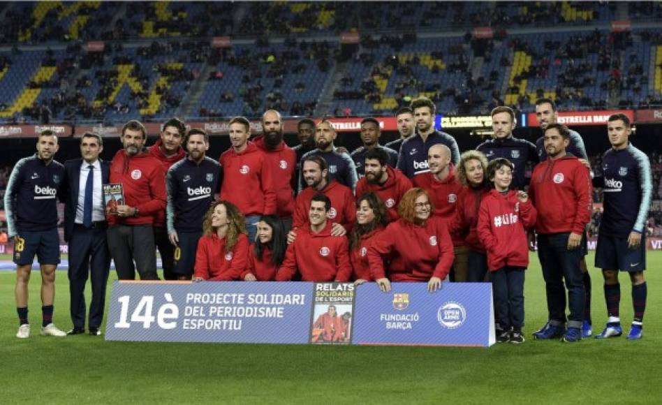 Los jugadores y cuerpo técnico del Barcelona posaron con los impulsores de los 'Relatos Solidarios del Deporte', este año apadrinados por el técnico azulgrana Ernesto Valverde y que tienen como beneficiaria la ONG de Óscar Camps.