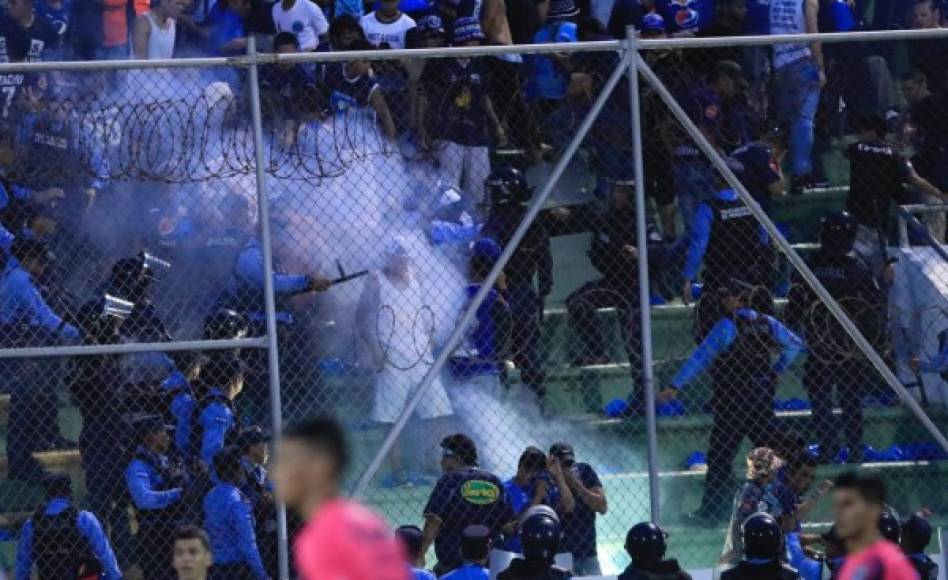 Aficionados de Motagua quisieron armar relajo pero fueron controlados por los policías.