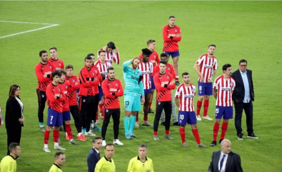 Los jugadores del Atlético se quedaron en el campo observando la coronación del campeón Real Madrid.