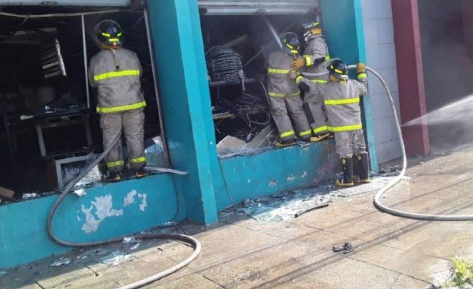 El hecho ocurrió sobre las 2:00 pm. Bomberos y ciudadanos ayudaron a abrir las puertas de los locales, para apagar las llamas que consumieron parte de los negocios.