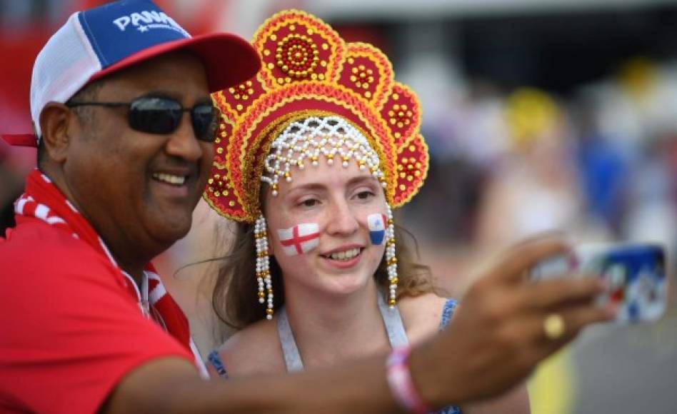 Este aficionado panameño se encontró con una joven inglesa y le pidió una selfie, una foto para el recuerdo