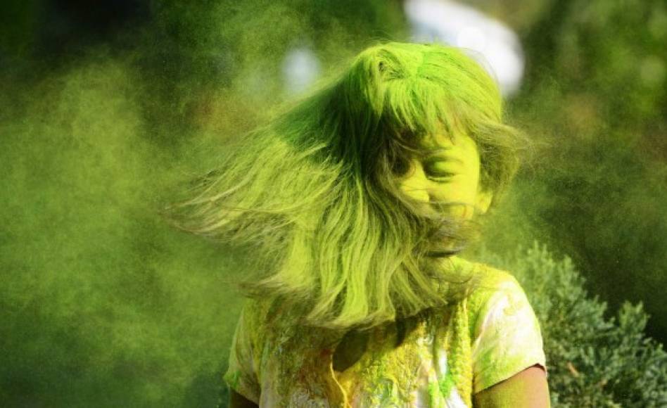 Miles de personas disfrutaron de la lluvia del polvo de colores por el festival Holi.