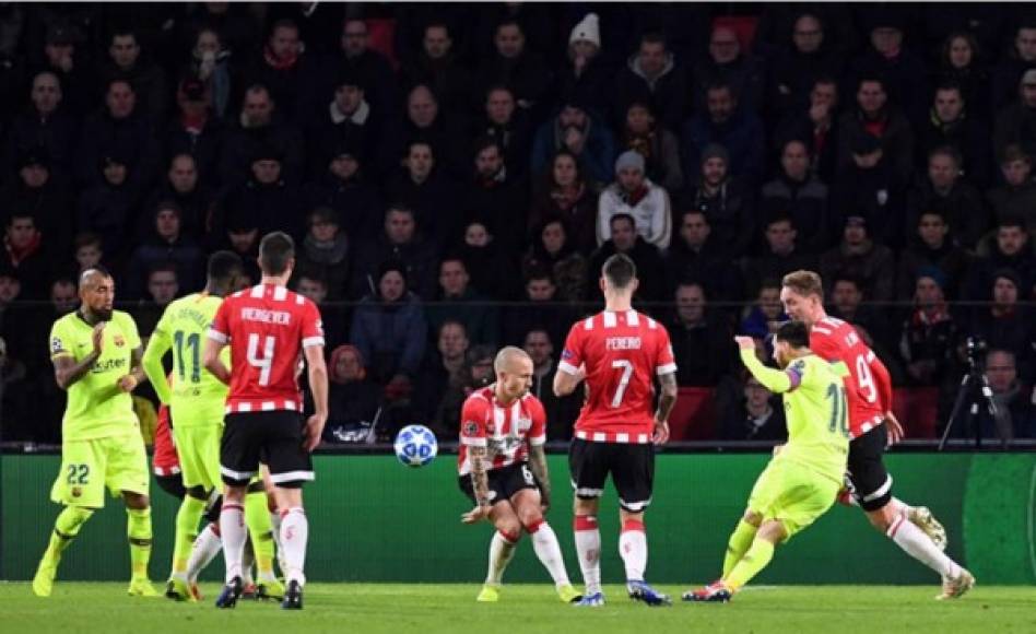 Apareció Messi con este golazo de zurda y el Barcelona logró adelantarse en el marcador 0-1 en Holanda. Gran gol del argentino ante el PSV.