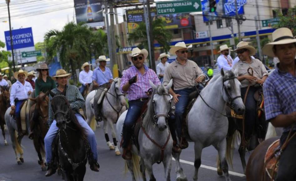 Unos 300 jinetes participaron del desfile hípico esta vez.