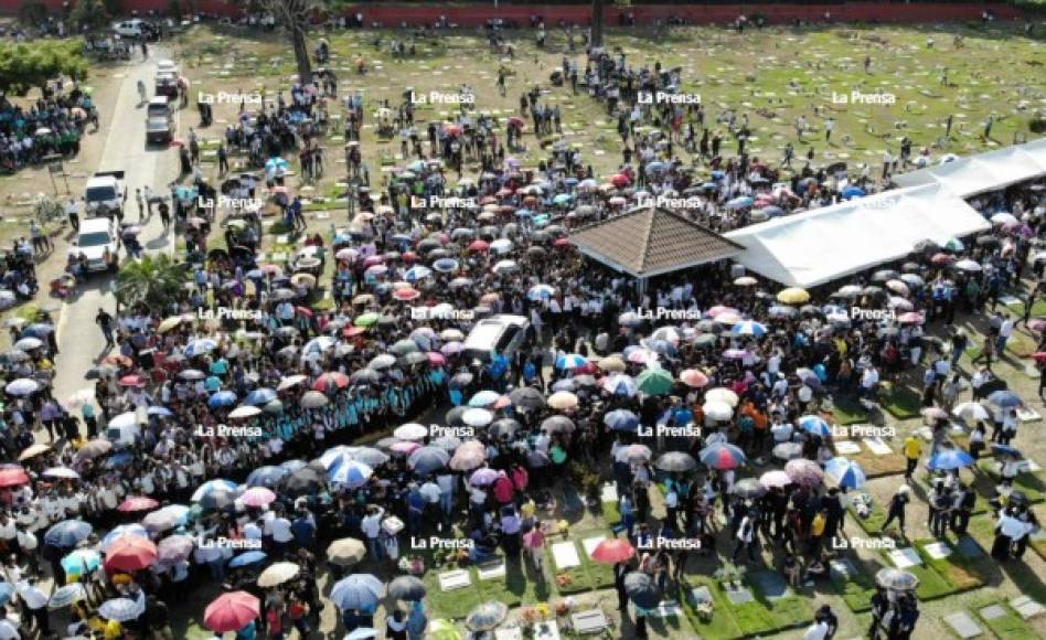 La reconocida pastora Ninoska Ponce fue despedida la tarde de este domingo en el cementerio Jardines del Recuerdo de San Pedro Sula. Foto Yoseph Amaya.