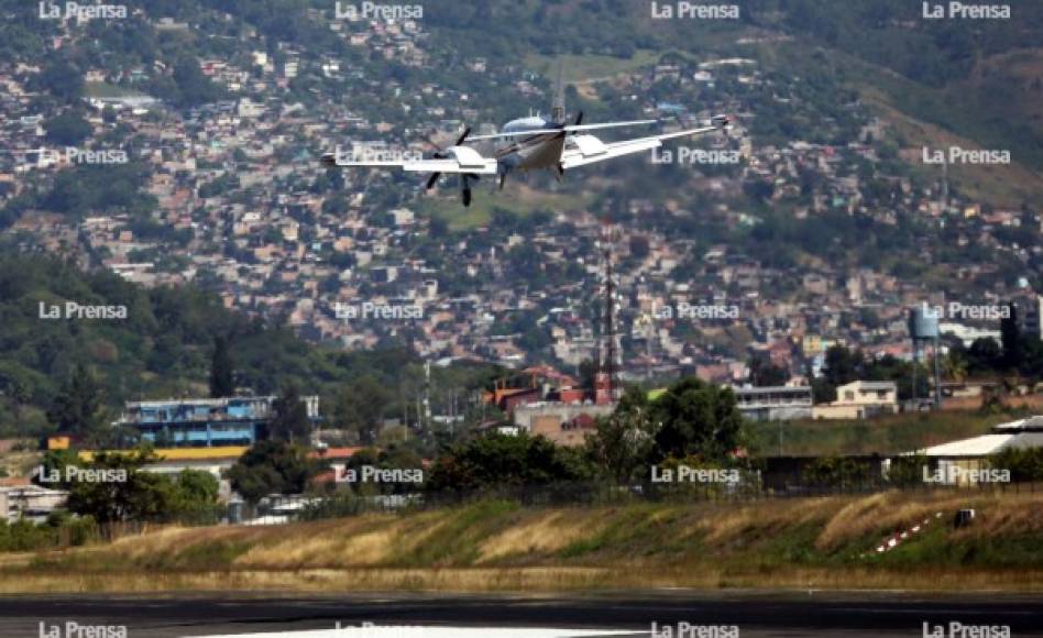 Minutos más tarde, el piloto, coronel Jorge A. Portillo Rojas, notó que tenía problemas con dos de las ruedas del tren de aterrizaje por lo que decidió retornar al aeropuerto para realizar un aterrizaje de emergencia.