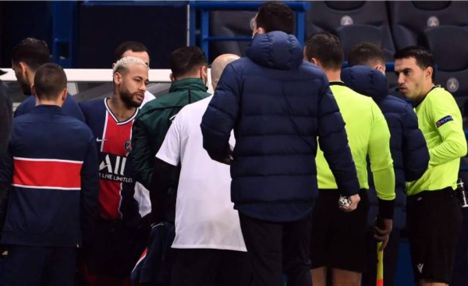'No vamos a jugar', dejó claro Neymar ante el árbitro al pedir que el cuarto se marchara del campo por lo ocurrido.