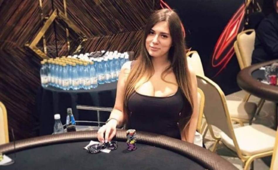 Liliya Novikova, famosa y bella jugadora rusa de póke, fue encontrada muerta<br/>tras sufrir una descarga eléctrica en el baño de su casa de Moscú, Rusia.