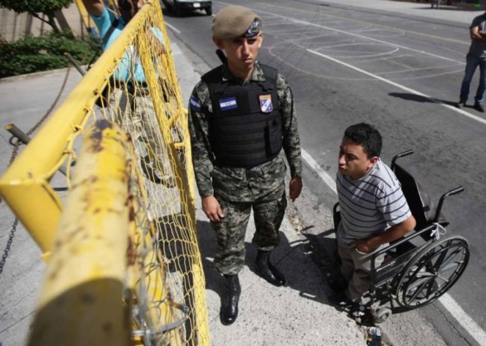 Un militar cerca de una persona en silla de ruedas.