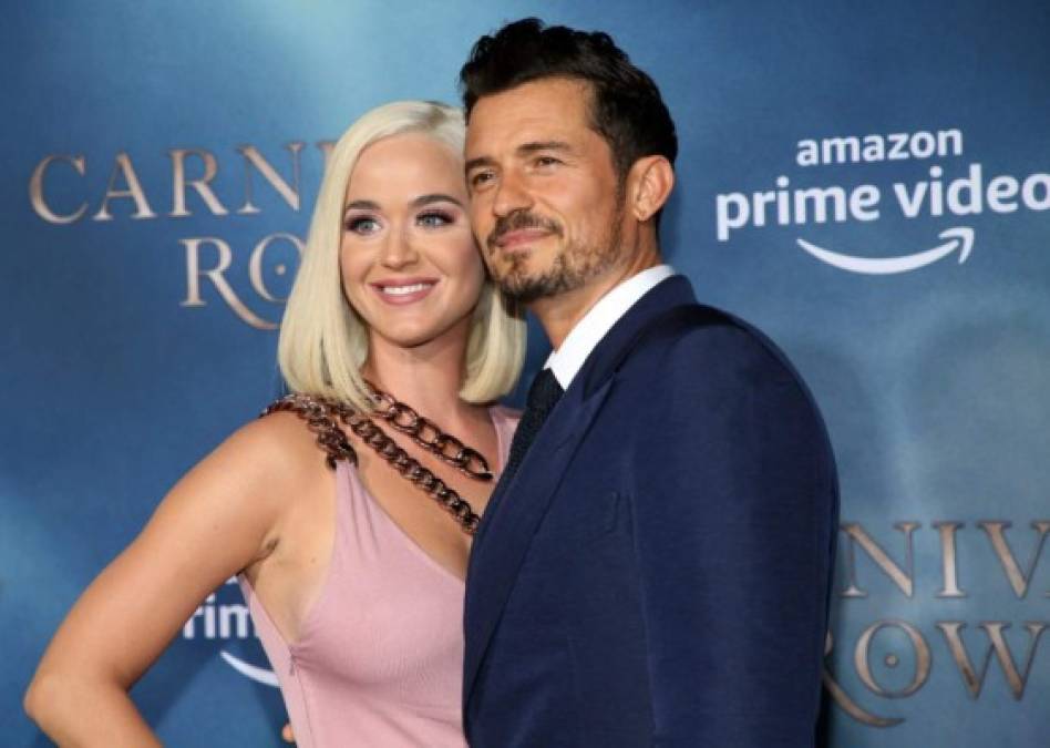 Katy Perry<br/><br/>La cantante ha sido relacionada con las artes oscura a raíz de una entrevista en la que declaró tener cuarzos para atraer el amor.<br/><br/>Perry, actual pareja de Orlando Bloom, aseguró que los usaba de vez en cuando para atraer hombres y así tener un poco de diversión casual, pero necesitaba conexión con su pareja aunque fuera algo casual. <br/><br/><br/>