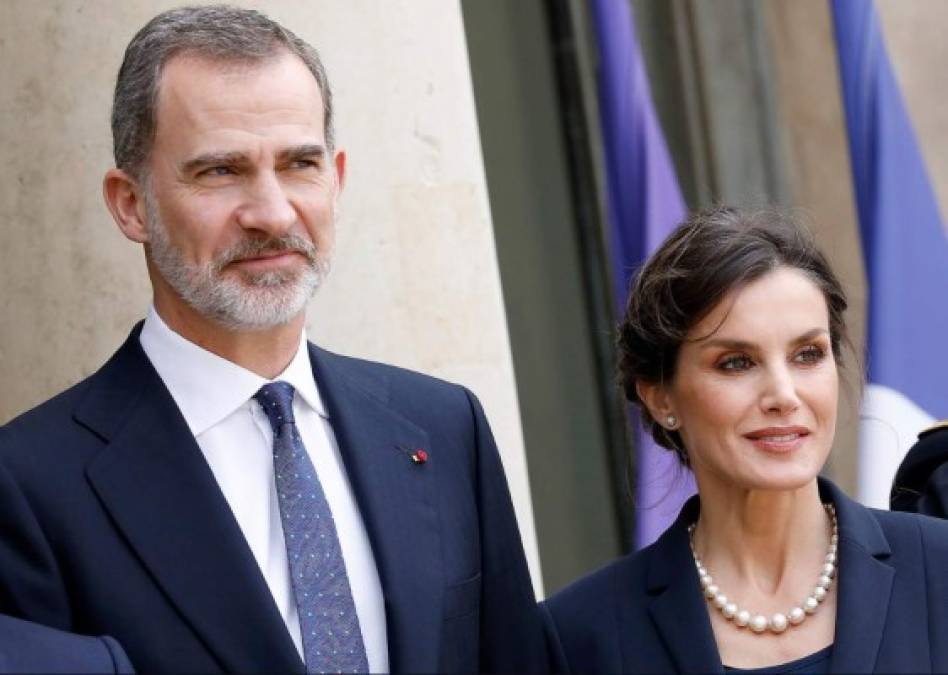 Reyes de España, Felipe VI y Letizia Ortiz se realizaron pruebas de coronavirus después que la enfermedad llegara a miembros de Gobierno. La pareja fue descartada poco después, según informó la Casa Real. MÁS: <a href='https://www.laprensa.hn/fotogalerias/farandula/1363117-411/coronavirus-reaccion-famosos-covid19' style='color:red;text-decoration:underline' target='_blank'>La reacción de los famosos al coronavirus</a>