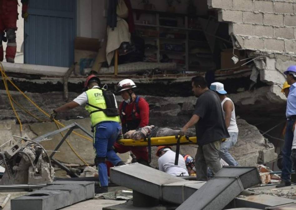 Las autoridades temen que el número de víctimas aumente en las próximas horas mientras logran remover los escombros de los edificios derrumbados.