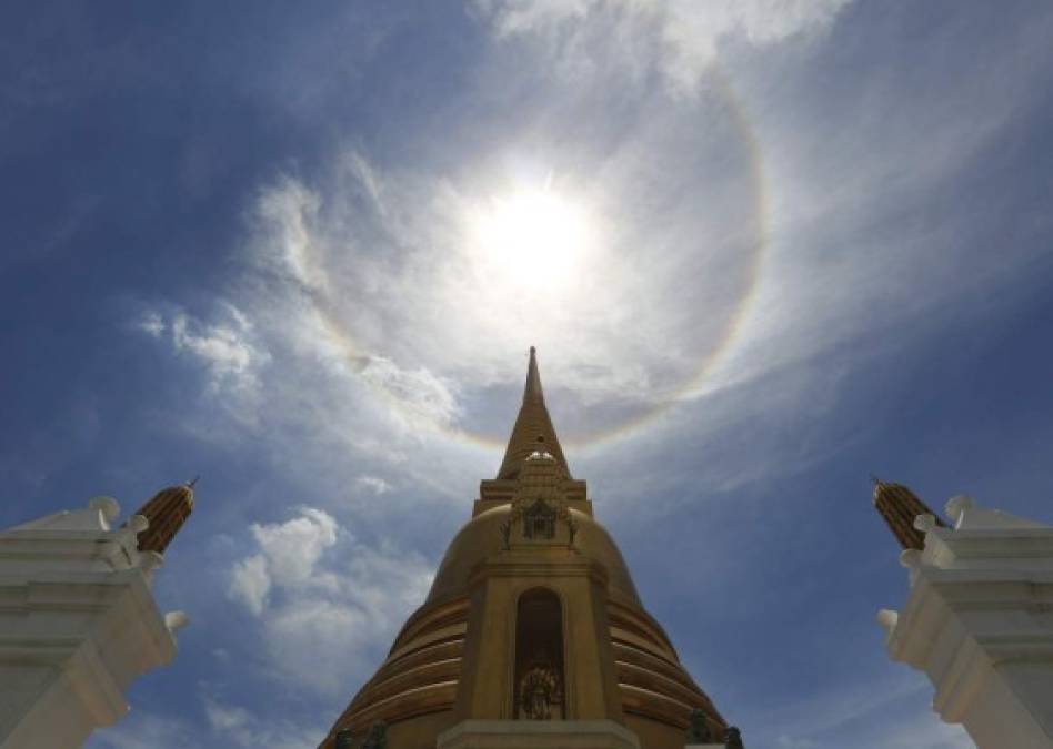 TAILANDIA. Halo celestial. Halo solar sobre la pagoda del templo Wat Bowonniwet de Bangkok. Foto: EFE/Narong Sangnak