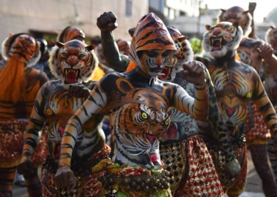 El festival 'Pulikali' o danza del tigre atrajo a miles de personas en la India.