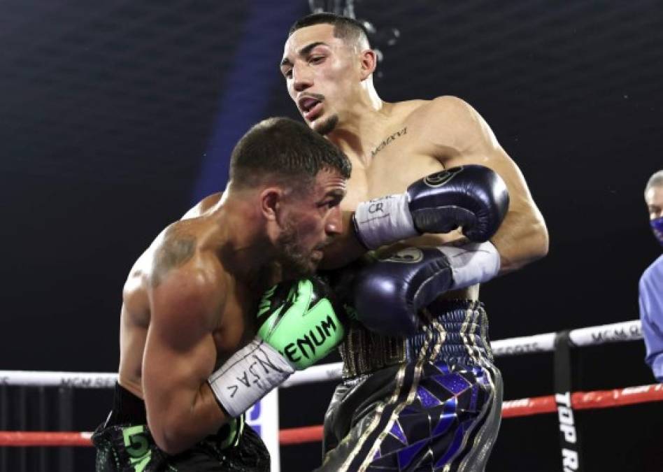 La primera mitad del combate entre Teófimo y Vasyl tuvo poco ritmo.