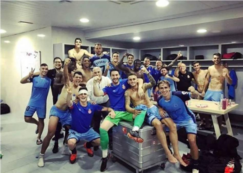 'Choco' Lozano colgó esta imagen de sus compañeros celebrando la victoria en el vestuario del estadio La Cerámica de Villarreal.
