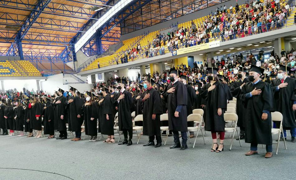 Cerca de dos mil profesionales recibieron hoy su título profesional en Ciudad Universitaria.