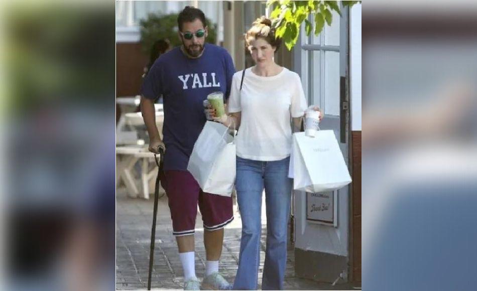 TMZ tiene fotos de él de compras con su esposa, Jackie Titone, en Los Ángeles con el bastón durante el fin de semana. También fue visto usando uno el 5 de septiembre.