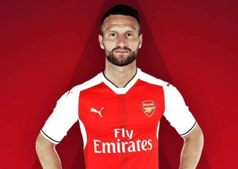 El defensa alemán Shkodran Mustafi ya ha firmado su contrato como nuevo jugador del Arsenal, despúes de que el club inglés haya acordado su traspaso con el Valencia, donde ha jugado las dos últimas temporadas como líder de la zaga.