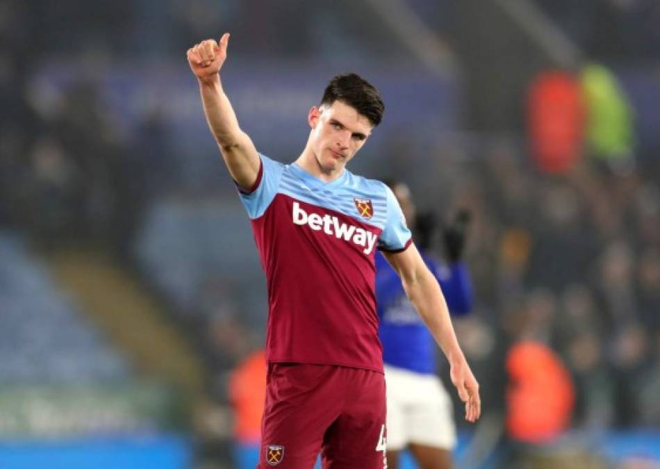 El centrocampista del West Ham, Declan Rice, es una de las perlas que tiene el mercado de fichajes inglés. El pivote de 21 años es un fijo en las alineaciones del técnico David Moyes y ha llamado la atención de los 'grandes' de la Premier. El Chelsea sigue a Rice desde hace tiempo pero ahora se ha unido a la puja el Manchester United.<br/><br/>Según 'Mirror' el club de Old Trafford maneja unos informes muy favorables para reforzar la medular del equipo. Además cuentan que Alex Ferguson es admirador de su juego, algo muy valioso en el Manchester United. Pese a todo el Chelsea es favorito para hacerse con su fichaje.