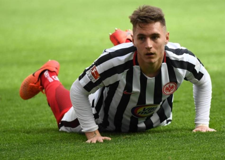 El Eintracht Frankfurt, que juega el sábado la final de la Copa de Alemania contra el Borussia Dortmund, despidió del equipo al uruguayo Guillermo Varela por un tatuaje que se hizo en contra de la recomendación del cuerpo médico del club y del entrenador Niko Kovac.