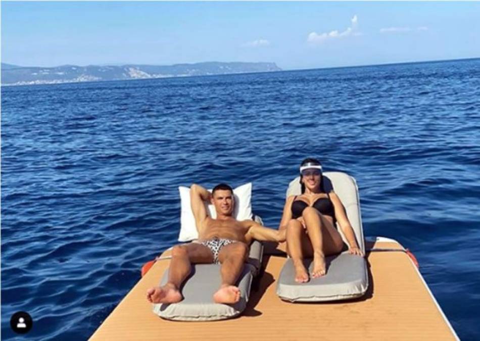 Las campanas de boda entre Cristiano Ronaldo y Georgina Rodríguez estallaron después de que la pareja decidiera celebrar una fiesta el 22 de agosto para sus amigos más allegados.