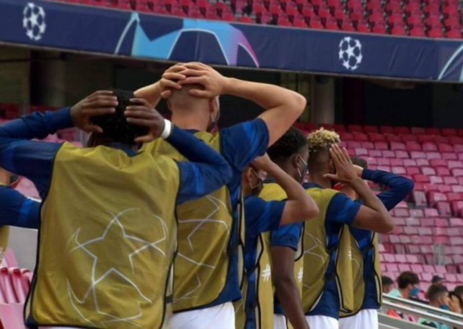 Los suplentes del PSG se llevaron las manos a la cabeza tras la ocasión de Neymar.