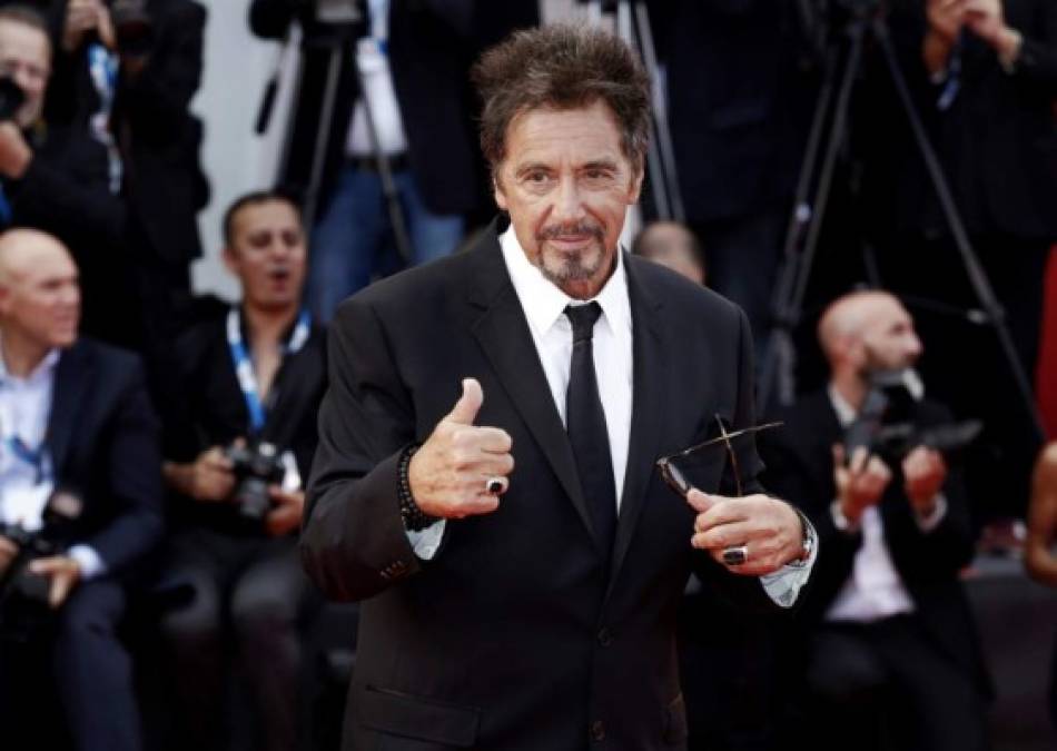 AL Pacino<br/><br/>Habitual en las películas de gánsteres, compartió en una entrevista que el único lugar donde se le permitía comportarse como un niño era en 'la iglesia, la escuela y el cine'. <br/><br/>A comienzos de la década de 1970, después de una ruptura repentina con la religión, Al Pacino comenzó a regresar a la iglesia, curiosamente mientras rodaba la película 'El Padrino'.