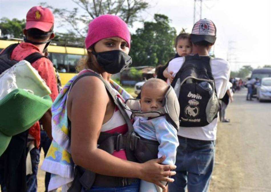 'De aquí no nos vamos hasta que nos dejen pasar, vamos a hacer una huelga de hambre, no tenemos trabajo ni comida por eso decidí viajar a Estados Unidos', había dicho poco antes Dania Hinestrosa, de 23 años, esperando cruzar junto con una de sus hijas pequeñas. Ella dejó atrás a otra hija de tres años y unos gemelos de cuatro, dice la joven, que trabajaba como empleada doméstica.<br/>