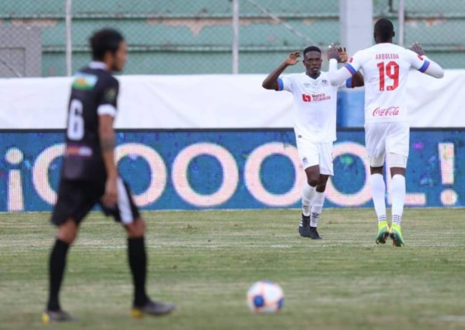 Marvin Bernárdez se encargó de abrir el marcador en el estadio Nacional. El veloz futbolista comienza a destacar en el cuadro albo.