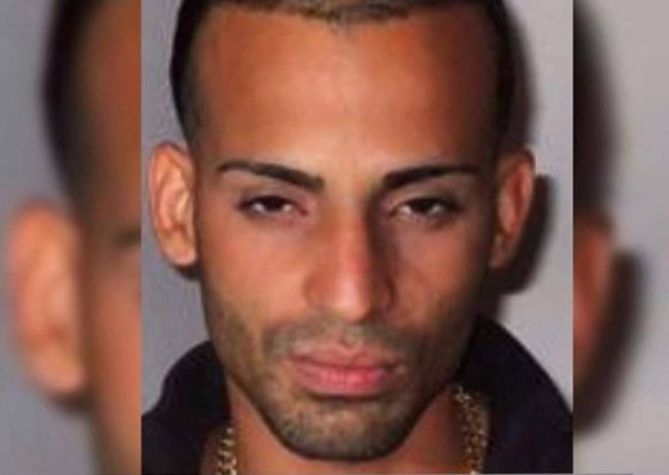 El cantante ya había tenido problemas con la ley. En 2012 fue arrestado en Puerto Rico por conducir a exceso de velocidad y en estado de embriaguez, en ese entonces enfrentó los cargo por obstrucción a la justicia al negarse a someterse a la prueba de alcoholemia.