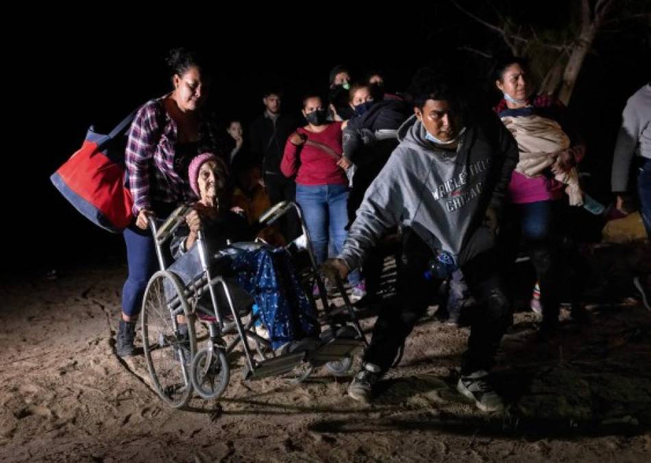 'Cuando pasamos en la lancha llegamos ahí (Roma, Texas) pero no nos escucharon, teníamos dos días sin comer ni tomar agua y ni un vaso de agua nos regalaron', relató la hija de doña Trinidad a la cadena Telemundo desde el hotel donde se hospedan en Reynosa.