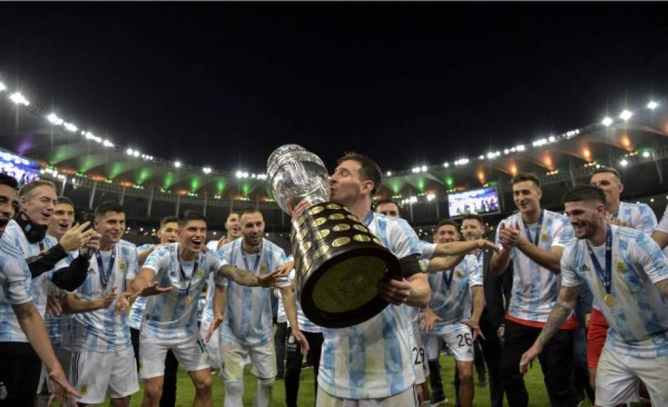 El tierno beso de Messi al trofeo de la Copa América 2021.
