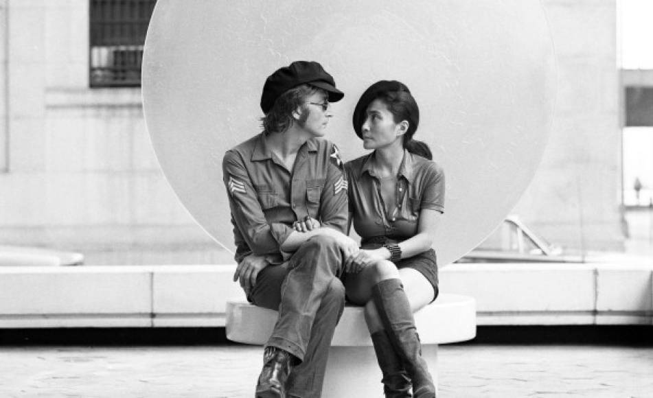 'Quiero agregar eso y enfatizarlo mucho. Fue un acto extremadamente egoísta. Lamento el dolor que le causé a ella (Yoko Ono). Pienso en ello todo el tiempo', añadió. Imagen de archivo de John Lennon y su esposa Yoko Ono.