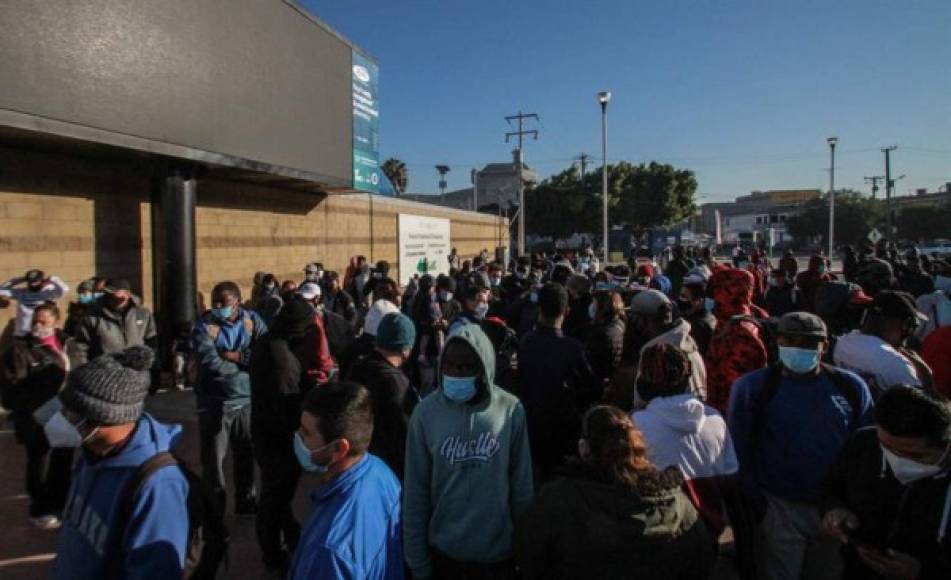 Estados Unidos recibió al primer grupo de 25 migrantes durante el fin de semana que, como decenas de miles más, quedó varado durante meses en la frontera mexicana mientras avanzaba su proceso de asilo.
